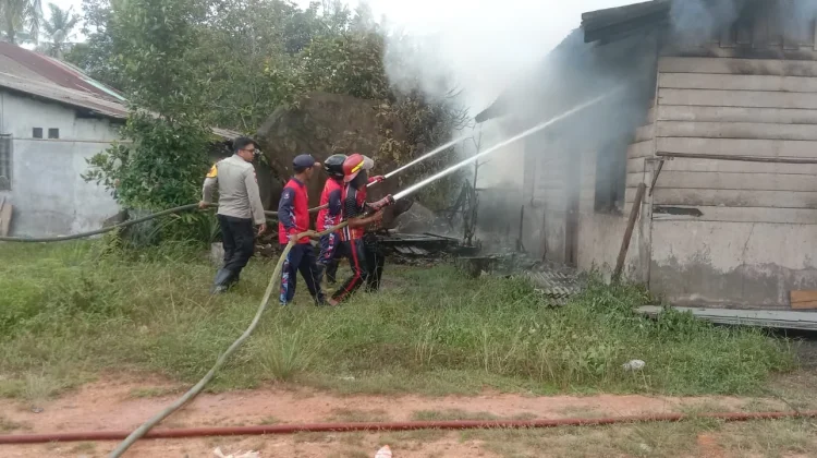 Damkar Natuna Padamkan Kebakaran Rumah dan Gudang di Bandarsyah