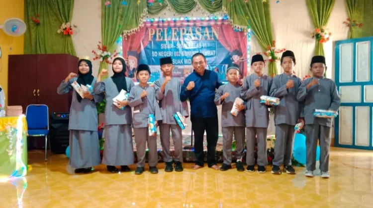 Pelepasan Siswa Kelas VI SDN 002 Gunung Jambat Berlangsung Penuh Haru
