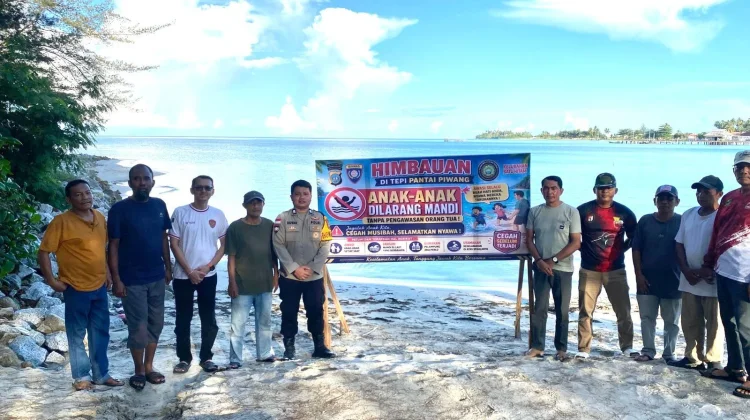 Polsek Bunguran Timur Pasang Spanduk Imbauan Keselamatan Anak di Pantai Piwang