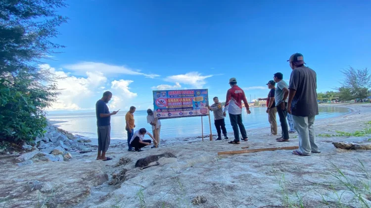 Spanduk Keselamatan Terpasang di Pantai Piwang Ranai