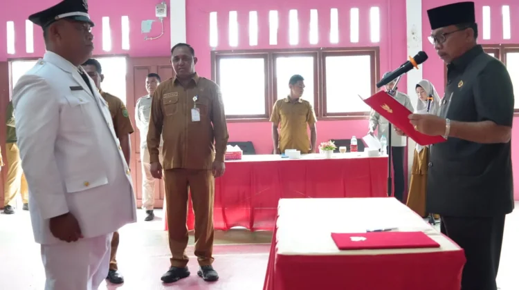 Wakil Bupati Natuna Melantik Kades Tanjung Kumbik Utara