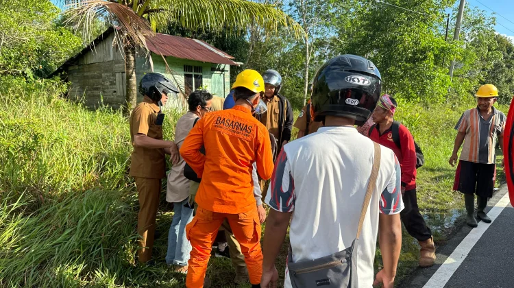 Tim SAR Natuna Evakuasi Korban Kecelakaan Lalu Lintas di Jalan Sungai Ulu