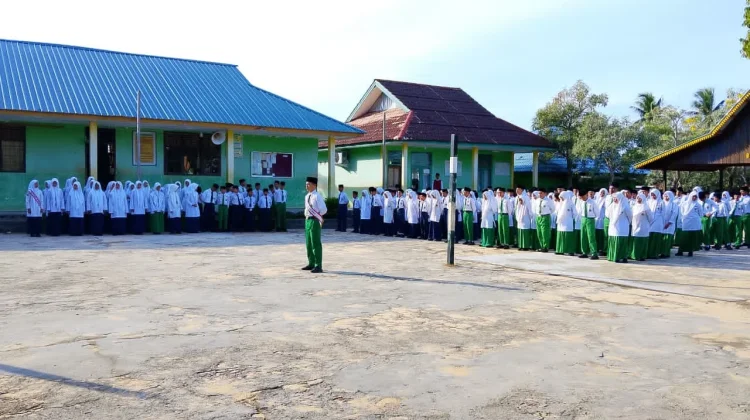 Satpol PP Kenalkan Tugas kepada Siswa MTsN 2