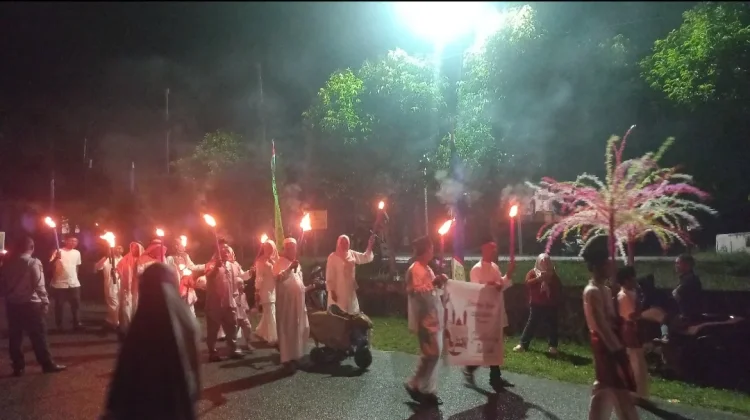 Ranai Darat Semarakkan Malam Takbiran dengan Pawai Obor