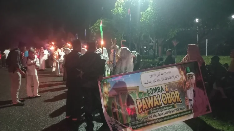 Peserta Lansia Meriahkan Pawai Obor Ranai Darat