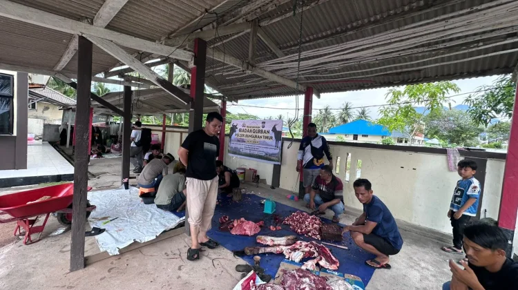 Polsek Bunguran Timur Salurkan 150 Paket Daging Kurban ke Masyarakat