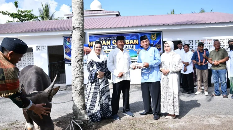 Danlanud RSA Natuna Serahkan 6 Ekor Sapi Qurban di Masjid Mina untuk Warga dan YAY