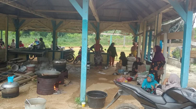 Warga Batubi Jaya Gotong Royong saat Qurban
