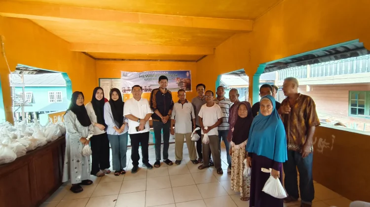 Kejari Natuna Bagikan 137 Paket Daging Kurban ke Desa Pian-Tengah