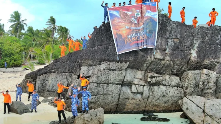 Lanud RSA dan Basarnas Natuna Kibarkan Garuda Pancasila di Pulau Terdepan NKRI