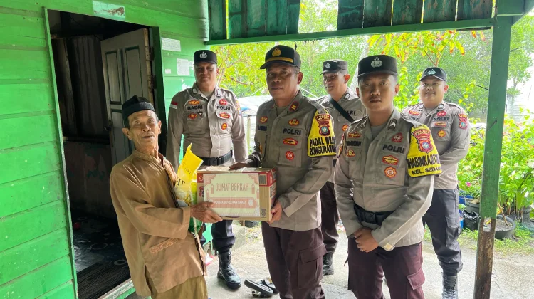 Penyaluran Bansos Jum'at Berkah Polsek Bunguran Barat