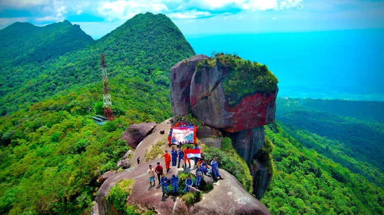 Lanud RSA dan Basarnas Bawa Garuda Pancasila ke Puncak Gunung Ranai