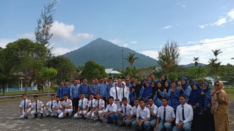 SMKN 1 Bunguran Timur Gelar Upacara Hari Lahir Pancasila