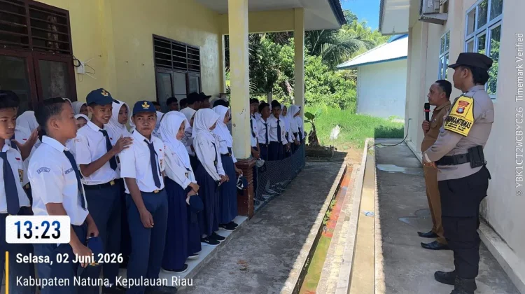 Bhabinkamtibmas Polres Natuna Monitoring Pengumuman Kelulusan