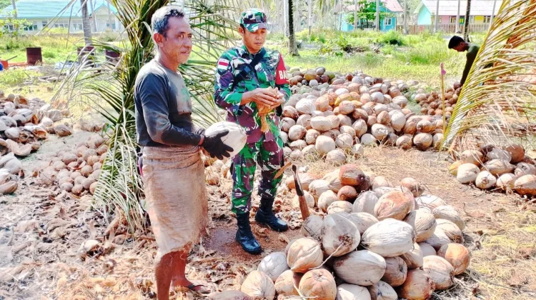 Babinsa Air Payang Pererat Silaturahmi Warga Petani Kelapa