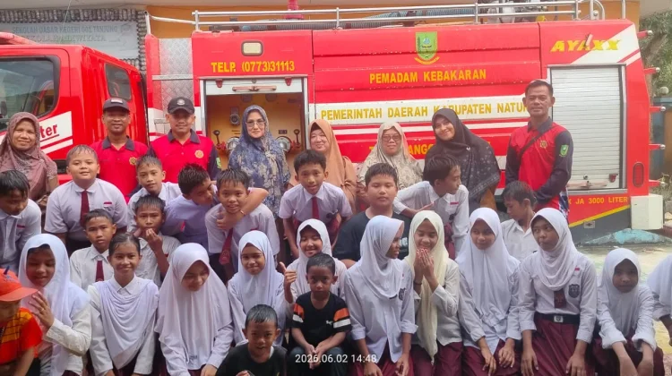 Damkar Natuna Meriahkan Kelulusan SD 001 Tanjung