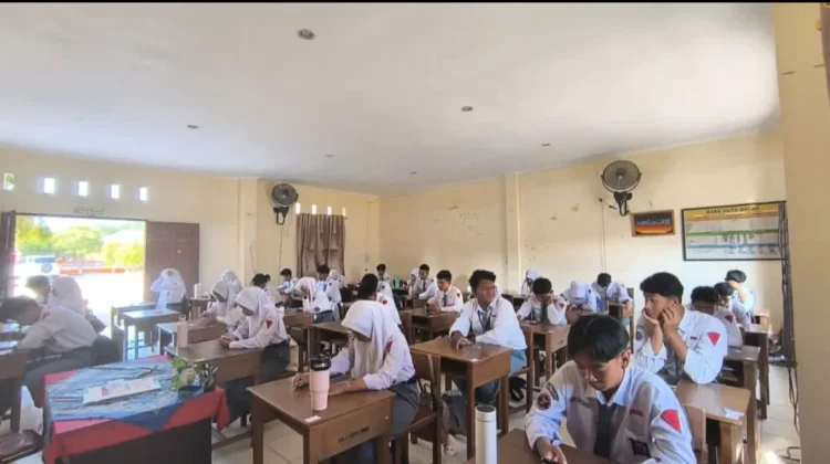 Siswa SMAN 1 Bunguran Timur Jalani Ujian Akhir Semester Genap