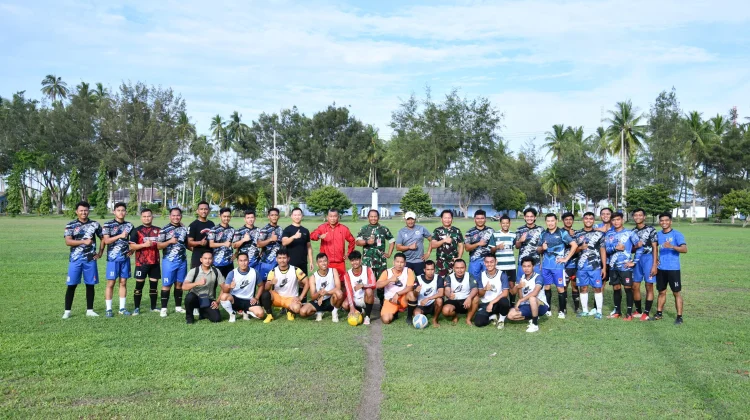 Pertandingan Sepakbola Persahabatan di Lanud RSA Natuna