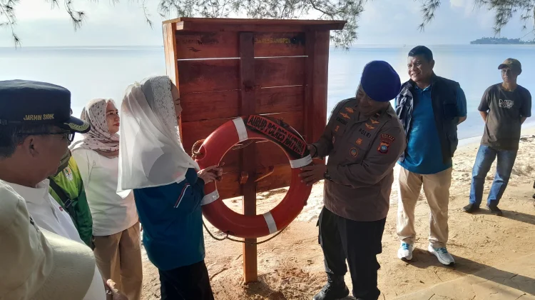Polres Natuna Serahkan Bantuan Life Buoy di Pantai Piwang Peringati HUT Bhayangka