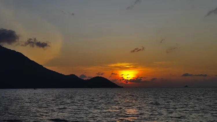 Keindahan Sunset di tengah Laut Pulau Tiga Tanjung Kumbik