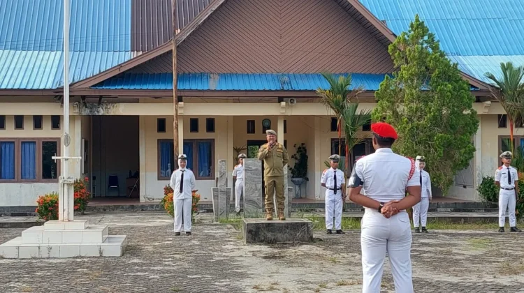 Satpol PP Natuna Jadi Pembina Upacara di SMKN 1 Bunguran Timur