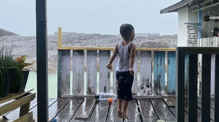 Hujan-Hujanan ternyata Punya Segudang Manfaat Buat Tumbuh Kembang Anak