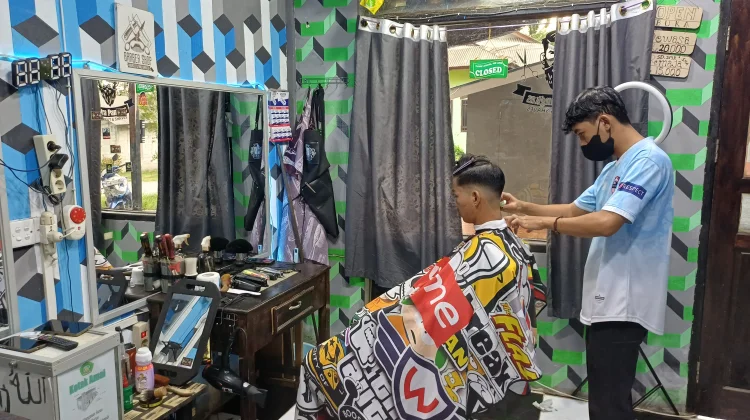 Potong Rambut, Segarkan Penampilan dan Semangat Baru