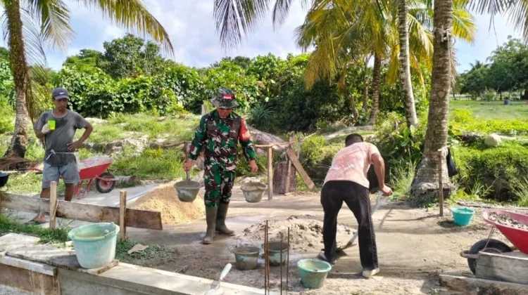 Babinsa Bantu Pekerja Pembangunan KDKMP di Desa Payak