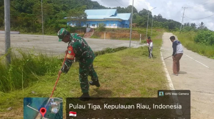 Babinsa dan Staf Kecamatan Pulau Tiga Goro Bersihkan Jalan