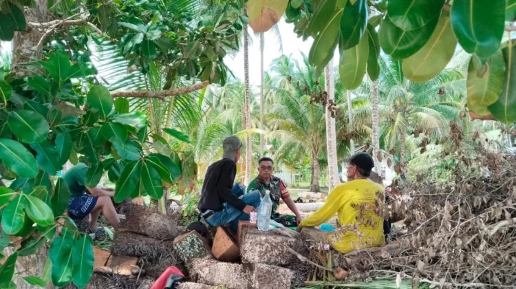 Dekat dengan Warga, Babinsa Air Putih Aktif Laksanakan Komunikasi Sosial