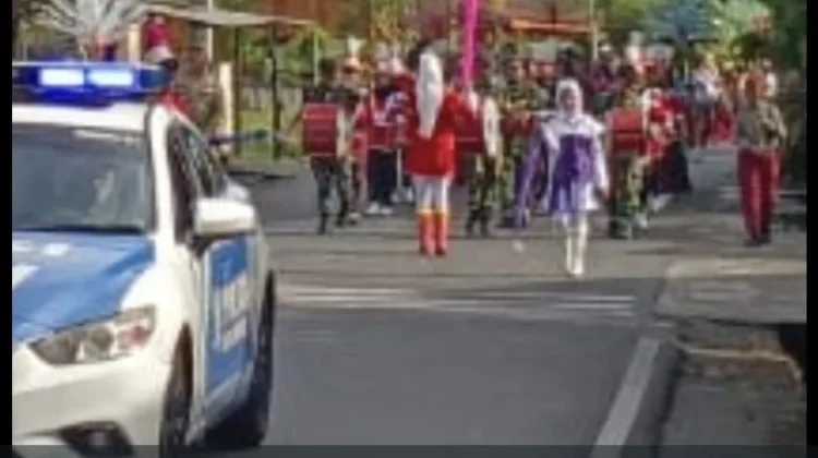 Satlantas Polres Natuna Kawal Pawai Budaya Pelepasan Murid SDN 002 Ranai