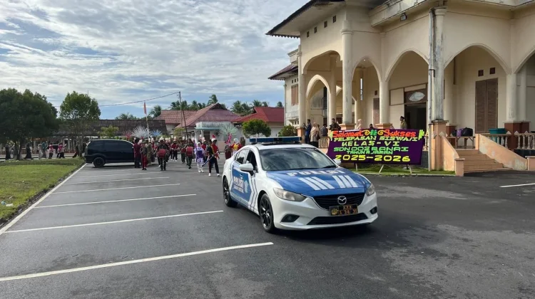 Polres Natuna Lakukan Pengamanan Pawai Budaya Pelepasan Siswa SDN 002