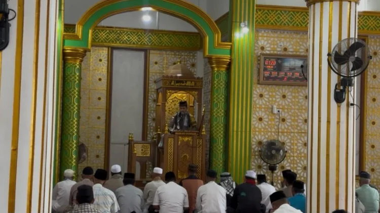 Bhabinkamtibmas Serasan  Tebar Pesan Kamtibmas Melalui Khutbah Jumat