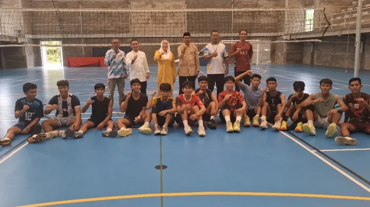Bupati Natuna Beri Semangat Atlet  saat TC di GOR Air Mulung