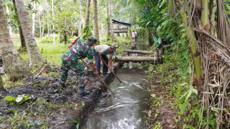 Babinsa Sabang Barat Bersama Warga Goro Bersihkan Parit
