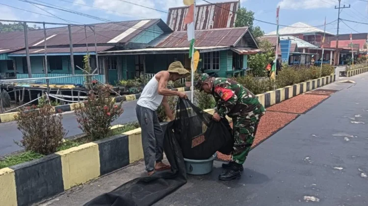 Babinsa Sedanau Bantu Amankan Cengkeh jelang Hujan