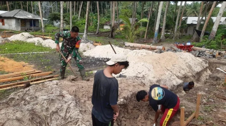 Melalui Komsos, Serka Y. Harefa Bangun Kedekatan dengan Masyarakat Desa Air Kumpai