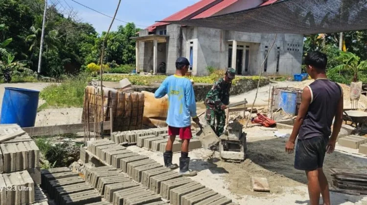 Babinsa Serasan Dampingi Pembuatan Batako KDKMP Desa Tanjung Setelung