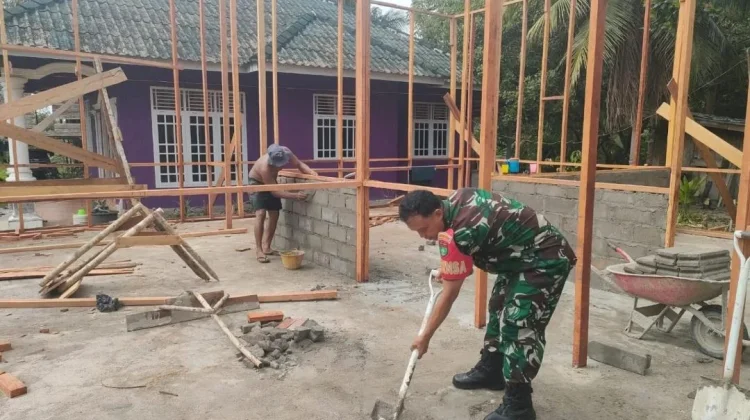 Pererat Kemanunggalan TNI dengan Rakyat, Babinsa Bantu Warga