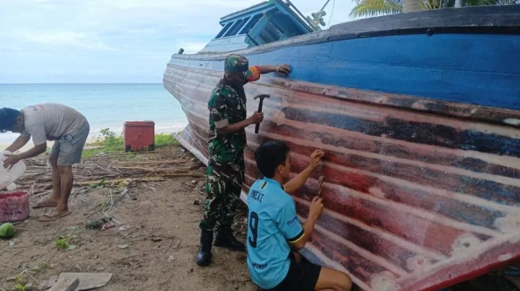 Babinsa Komsos Bersama Warga “Tukang” Perbaikan Pompong