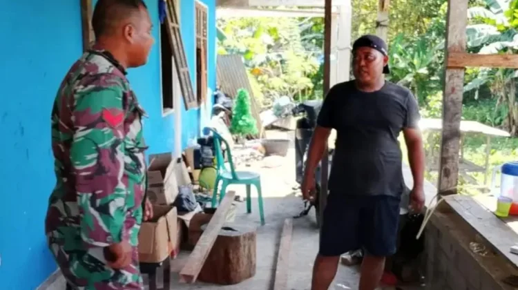 Babinsa  Beri Motivasi Pekerja Pembangunan Kedai UMKM