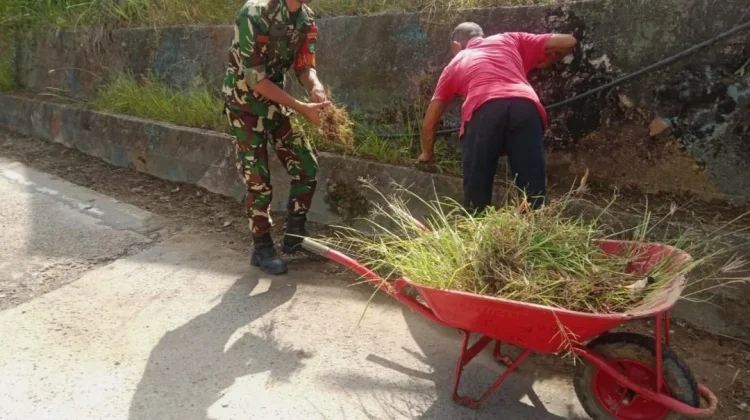 Babinsa Kampung Hilir Bantu Warga Bersihkan Pekarangan