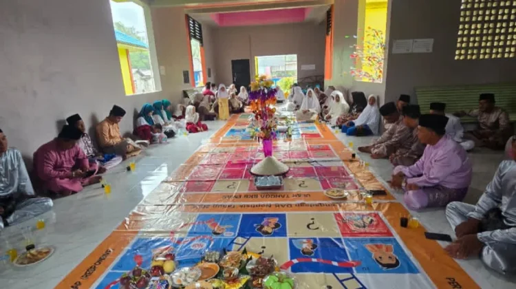 Makan Bersama Perkuat Kebersamaan Warga Kelarik
