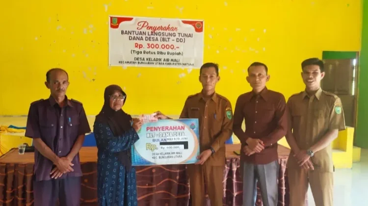Penyaluyran BLT kepada 18 KPM di Kelarik Air Mali