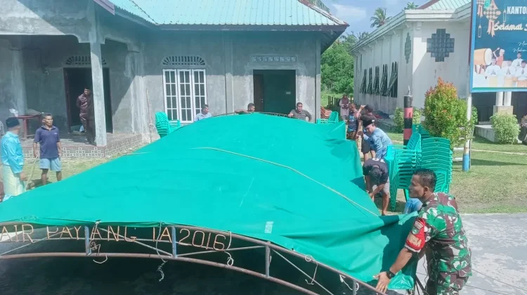 Babinsa Kadur Bantu Warga Dirikan Tenda