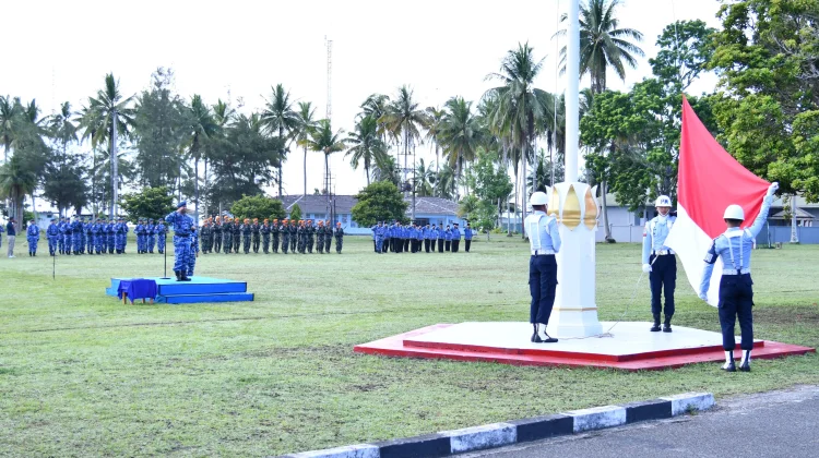 Danlanud RSA Natuna Pimpin Upacara Bendera di Lapangan Dirgantara