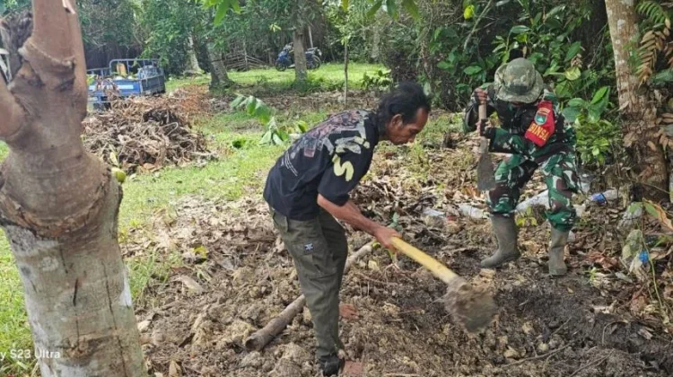Babinsa Serka Hendry Bantu Petani Siapkan Sumber Air Perkebunan