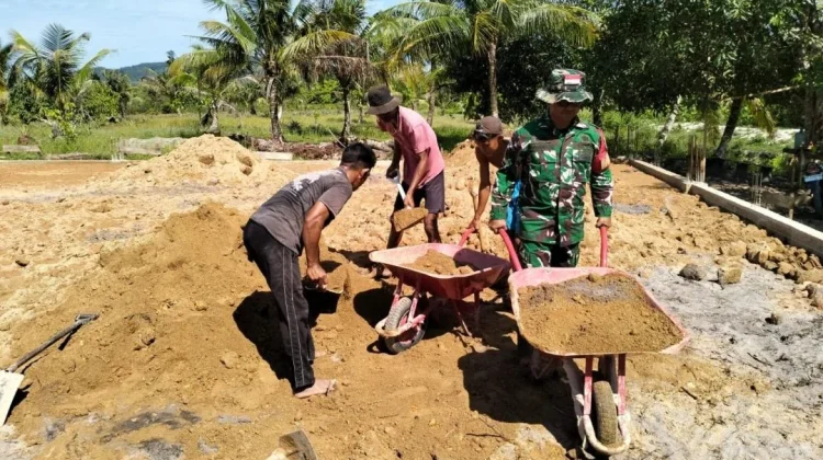 Babinsa Awasi Pembangunan KDKMP dan Bantu Pekerja di Lapangan