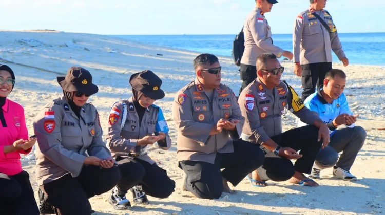Hari Bhayangkara ke-80, Kapolres Natuna Lepaskan 100 Tukik di Pulau Senoa