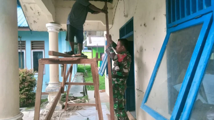 Babinsa Kadur Bantu Renovasi Perpustakaan Desa